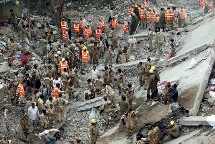 Dera Sacha Sauda Volunteers Helping Victims Of Building Collapsed In Laxmi Nagar, Delhi